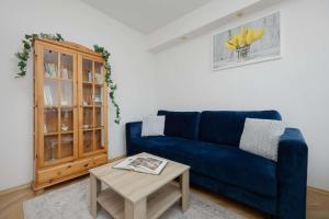 Apartment in Ochota with Balcony near Szczesliwicki Park by Noclegi Renters