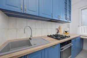 Apartment in Ochota with Balcony near Szczesliwicki Park by Noclegi Renters