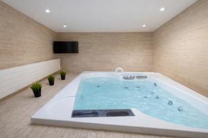 Manin Private SPA, Luxury Apartment very close to the sea - umbrella and deckchair included