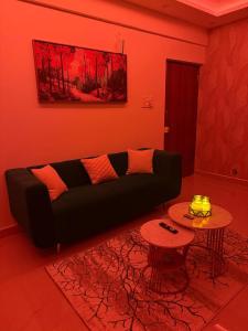 The Golden Hour Home - stylish 1BHK W-Balcony