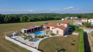 Beautiful Villa Sveta Anna with jacuzzi in Tinjan