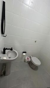 Casa praticamente em frente a praia - Caraguatatuba