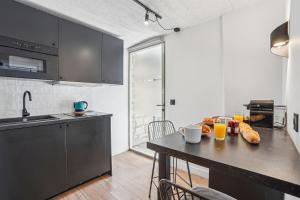 Maisons Alfort 5 Luxurious apartment with private garden and Jacuzzi