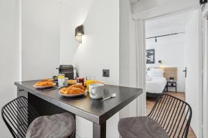 Maisons Alfort 5 Luxurious apartment with private garden and Jacuzzi