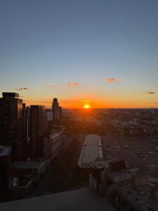 Brand -Melbourbe CBD Apt w skyline view