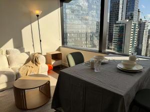 Brand -Melbourbe CBD Apt w skyline view