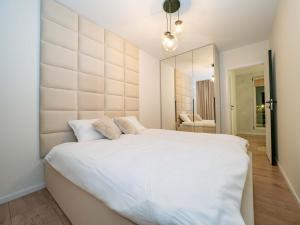 Luxury Sky Jagodno Apartment with Jacuzzi Parking & Terrace by Renters Prestige