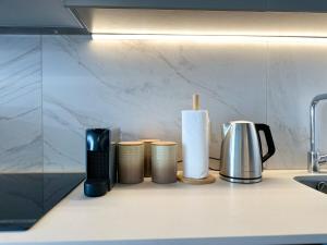 Modern 1 Bed at The Braemar in Green Point with Parking