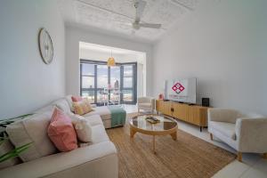 Sea Breeze Beachfront- BBQ Laundry Terrace