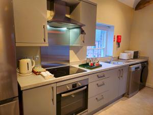 Stylish and newly renovated penthouse apartment - Pass the Keys