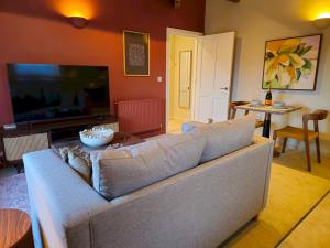 Stylish and newly renovated penthouse apartment - Pass the Keys