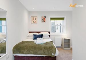 2 Bed Flat in Airdrie I Sleeps 4 I Parking