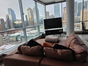 Breath-Taking-View-5 Guest-2BR2WR-DTskyline-18th Floor