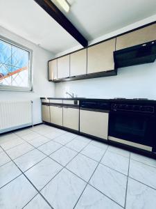 Cozy Rooms in a Villa for Groups, 16-Mins to Blumengärten