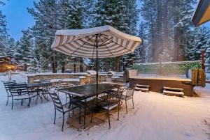 Fire & Ice Spacious Retreat with Hot tub and Fireplace