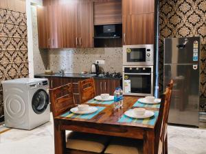 When In Gurgaon - ARTEMIS HOSPITAL 1 Min Walk, FORTIS & MEDANTA 4 Mins Drive