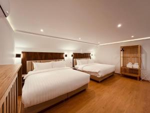 Khao Lak - Loft Suite with 2 king size beds, bathroom with bathtub