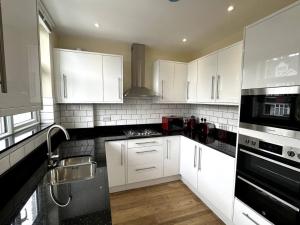 Stunning Two Bed South Croydon Apartment - Relax in Style