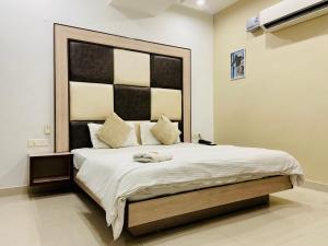 Hotel November 1 Min from Zirakpur bus stand