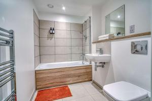 1 Bed Flat in Eccles 1 Min Walk to Train & Tram