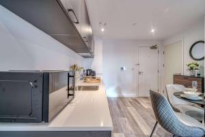 City View - 1 Minute to Transport links - Sleeps 3
