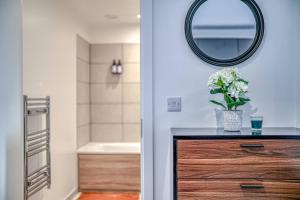 1 Bed Flat in Eccles 1 Min Walk to Train & Tram