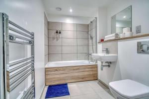 2-BR Near Salford Royal - City & Town Centre View - 1 Minute to Train & Tram Station - Sleeps 6