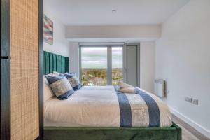 2-BR Near Salford Royal - City & Town Centre View - 1 Minute to Train & Tram Station - Sleeps 6