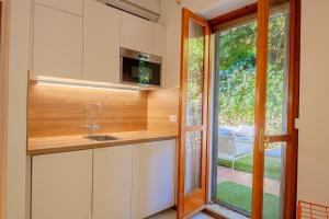 Sanremo 2-Room Appartment with Terrace steps from Sea & Casino, Sleeps 4