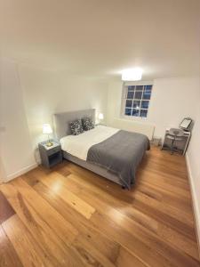 1BR Cannon Street Stay Sleeps 4 by Plotseeker