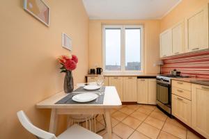 Bright Apartment Plac Muzealny in Wrocław Perfect for Remote Work by Noclegi Renters