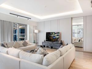 Spacious 3BR in Paramount Tower Luxury Living