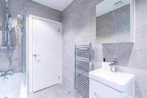 City of London Deluxe 4BR Steps to Tube