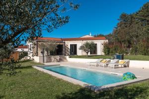 Einzigartiges Steinhaus mit Privatpool, großem Garten, Grill, Liegen