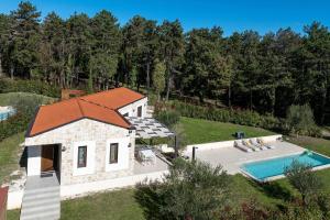 Einzigartiges Steinhaus mit Privatpool, großem Garten, Grill, Liegen