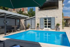 Beeindruckende Villa am Rande des Parenzana mit Privatpool, Babybett und toller Aussicht