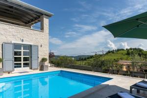Beeindruckende Villa am Rande des Parenzana mit Privatpool, Babybett und toller Aussicht