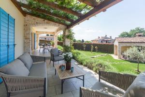 Mediterrane Steinvilla mit beheiztem Privatpool, aromatischen Mittelmeerpflanzen