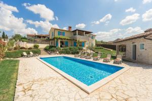 Mediterrane Steinvilla mit beheiztem Privatpool, aromatischen Mittelmeerpflanzen