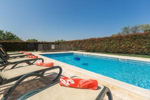 Mediterrane Steinvilla mit beheiztem Privatpool, aromatischen Mittelmeerpflanzen