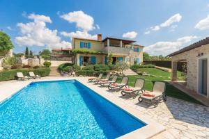 Mediterrane Steinvilla mit beheiztem Privatpool, aromatischen Mittelmeerpflanzen