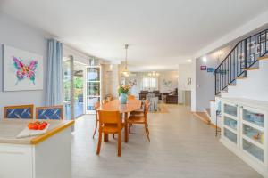 Mediterrane Steinvilla mit beheiztem Privatpool, aromatischen Mittelmeerpflanzen