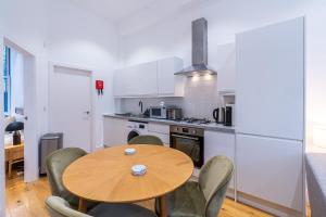 Deluxe Stay in City of London Sleeps 18
