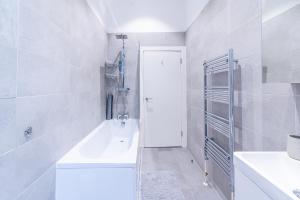 City of London Deluxe 4BR Steps to Tube