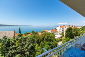 Charmantes Apartment nur 230 Meter zum Sandstrand mit Meerblick, WiFi, Parkplatz