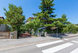 Charmantes Apartment nur 230 Meter zum Sandstrand mit Meerblick, WiFi, Parkplatz