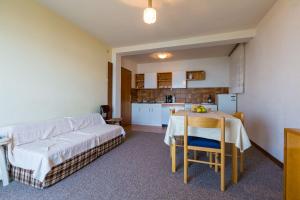 Charmantes Apartment nur 230 Meter zum Sandstrand mit Meerblick, WiFi, Parkplatz