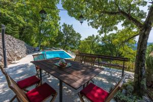 Hundefreundliche Villa mit Meerblick, Privatpool, mediterranem Garten
