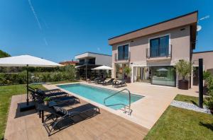 Atemberaubende Villa mit Privatpool, Sauna, Billard, Kicker, Heimtrainer, BBQ