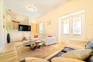 Atemberaubende Villa mit Infinity-Pool, Blick auf Motovun, Billard, Tischtennis, BBQ